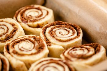 Zapytałam ChatGPT, co lepsze: cynamonki po babcinemu czy z Thermomixa