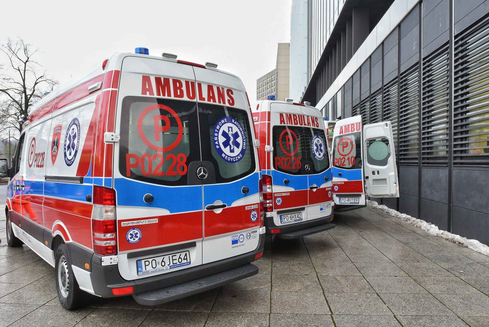 Ranną kobietę przetransportowano do szpitala na diagnostykę (zdjęcie ilustracyjne)