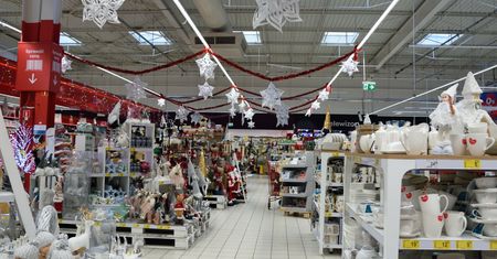 Dyskonty mają już większy udział w rynku niż małe sklepy. Zakaz handlu w niedzielę nie pomógł