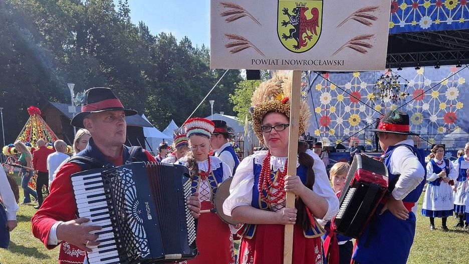 Sołectwo Kłopot przed startem korowodu dożynkowego 31 sierpnia 2025 roku w Myślęcinku