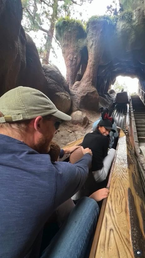 Meghan Marklei książę Harry z dziećmi w Disneylandzie