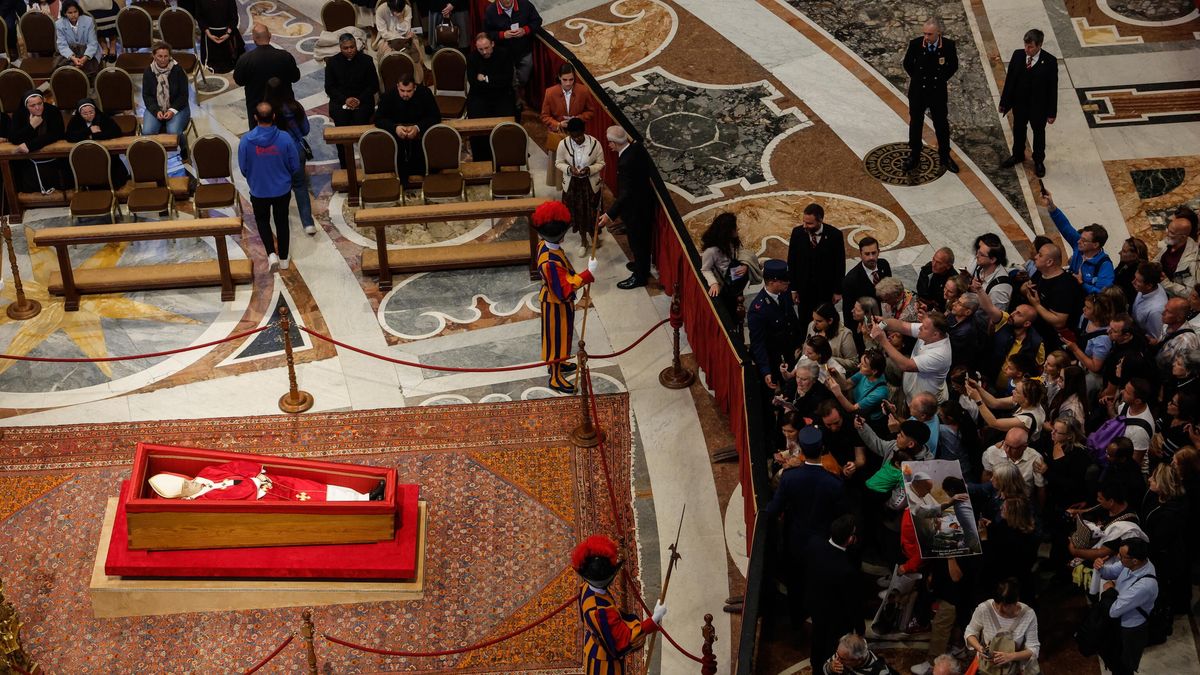 The body of the Pope Francis lies in state in the Saint Peter's Basilica, in Vatican City, 23 April 2025. Faithfull and well-wishers will be able pay their respects to the spiritual leader, who died on 21 April 2025, aged 88, until his funeral on 26 April in the plaza in front of the basilica. EPA/GIUSEPPE LAMI Dostawca: PAP/EPA.