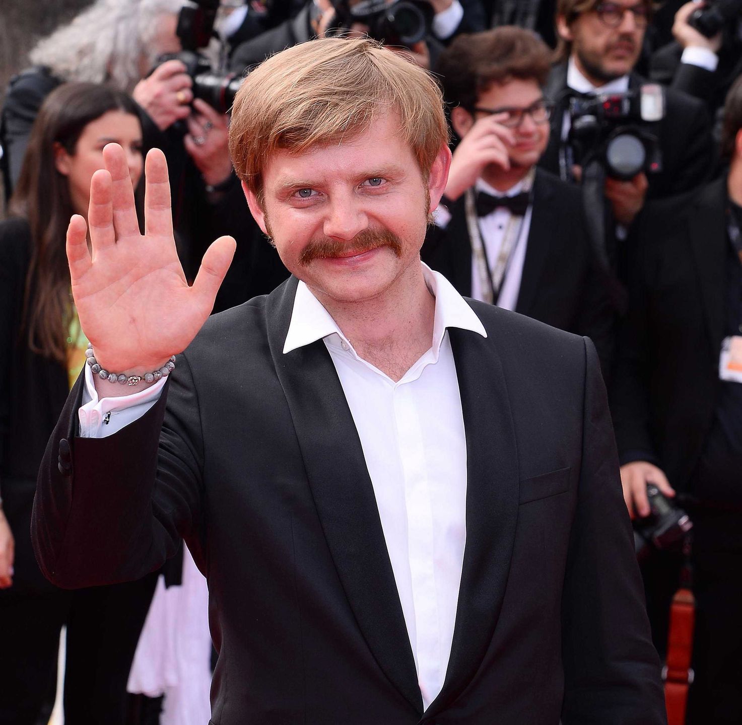 Rafał Zawierucha macha do fotoreporterów, Cannes 2019