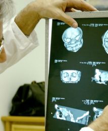 Lekarz pracował o tej samej godzinie w siedmiu miejscach