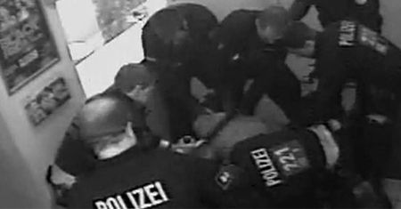Niemieccy policjanci skatowali Polaka (WIDEO)