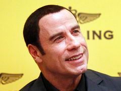 John Travolta - to włosy czy hełm?