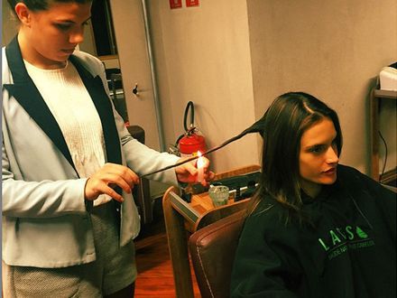 Alessandra Ambrosio przypala swoje włosy. Kontrowersyjna moda na pielęgnację