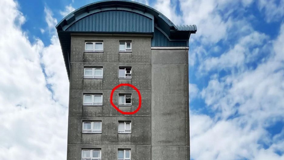 Roczny chłopiec wypadł z okna na siódmym piętrze