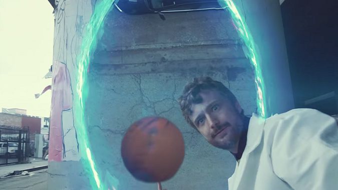 Jak wyglądałaby koszykówka, gdyby broń z gry Portal istniała naprawdę? 1