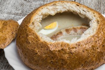 Zamiast do kosza, wrzuć na patelnię. Chleb po żurku zniknie do ostatniego okruszka