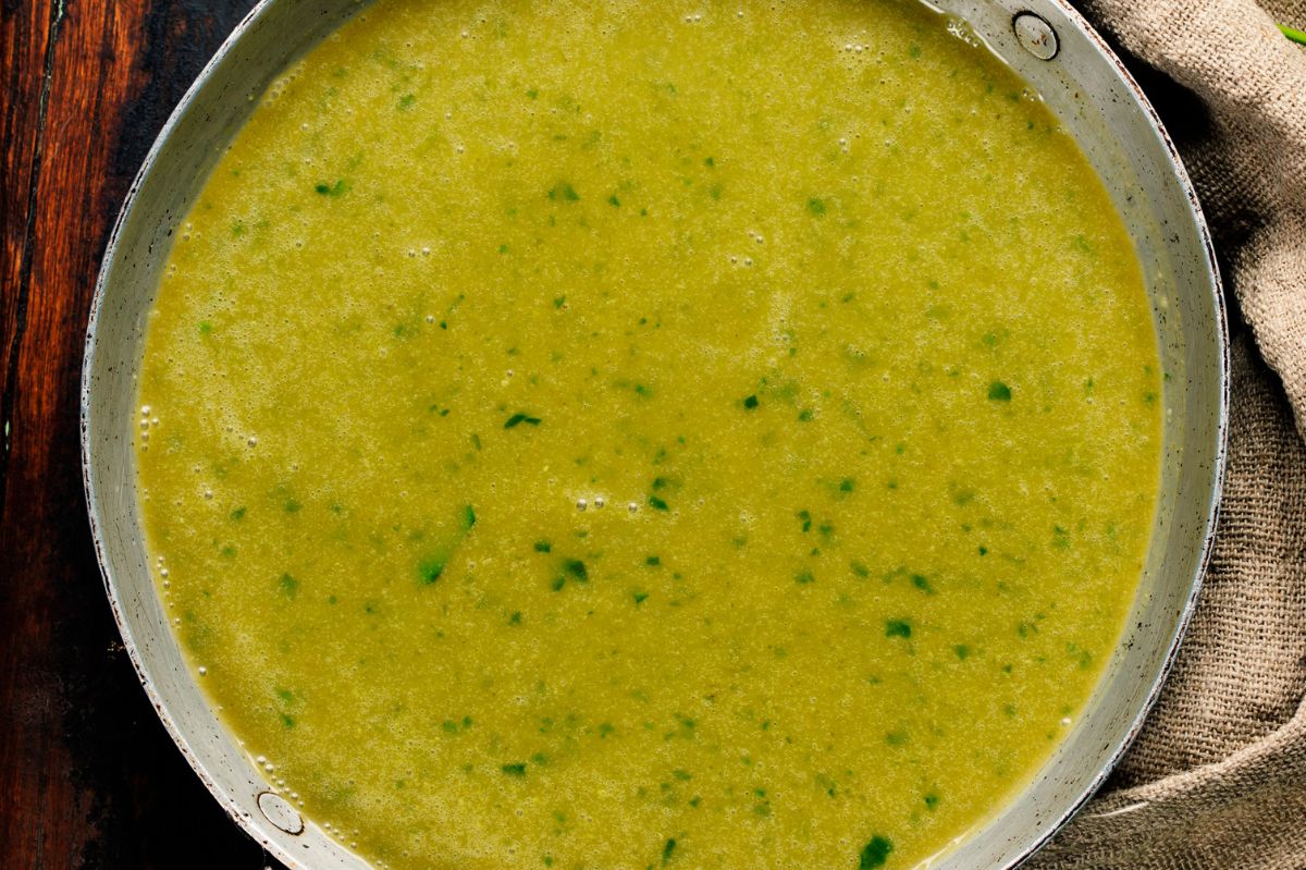 Green cream soup from leek leaves