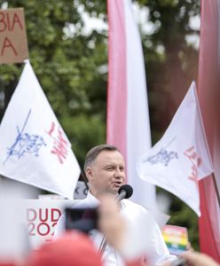 Wybory 2020. Andrzej Duda mówi w Lublinie o "atakach" po słowach o LGBT. Protest podczas wiecu