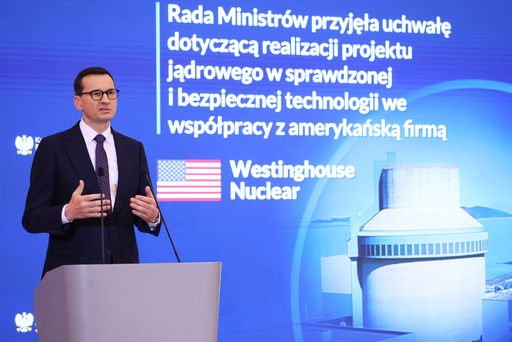 Warszawa, 02.11.2022. Premier Mateusz Morawiecki podczas konferencji prasowej w siedzibie Kancelarii Prezesa Rady Ministrów w Warszawie, 2 bm. Rząd przyjął uchwałę ws. budowy elektrowni jądrowych w Polsce; pierwsza elektrownia będzie budowana w amerykańskiej technologii przez Westinghouse. (amb) PAP/Leszek Szymański