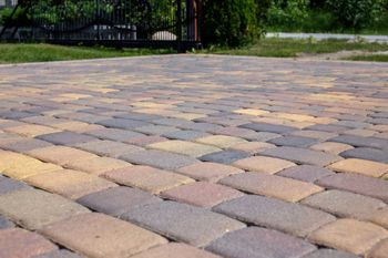 Co zamiast kostki brukowej? Na niektórych wyborach możemy sporo oszczędzić