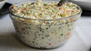 Nie dodawaj do sałatki, jeśli ma stać długo. Zdradliwy składnik