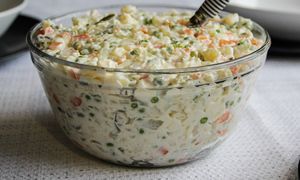 Nie dodawaj do sałatki, jeśli ma stać długo. Zdradliwy składnik