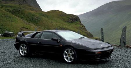 Prezes Lotusa celuje w Ferrari