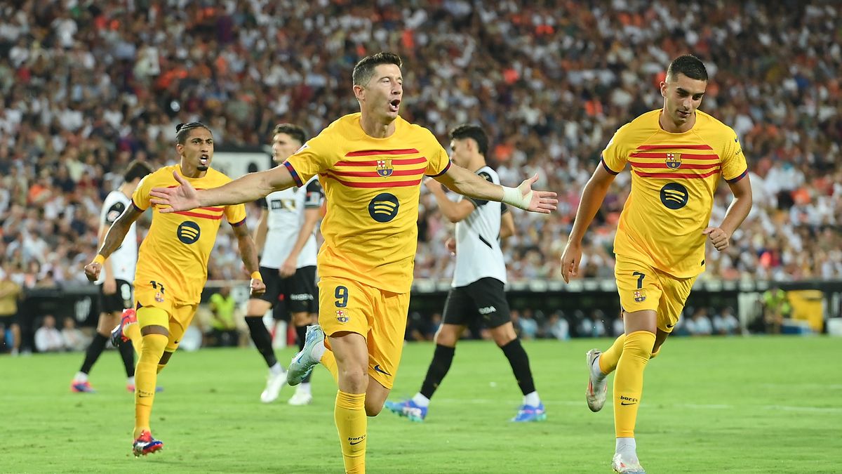 VALENCIA, SPAIN - AUGUST 17: Robert Lewandowski of FC Barcelona celebrates after scoring their team's second goal during the La Liga match between Valencia CF and FC Barcelona at Estadio Mestalla on August 17, 2024 in Valencia, Spain. (Photo by Denis Doyle/Getty Images)