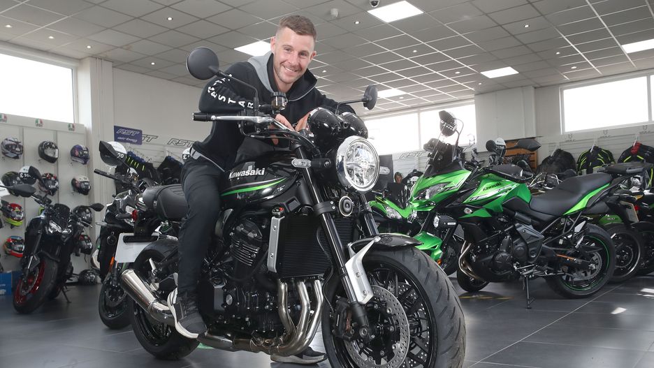 Jonathan Rea i jego kawasaki Z900RS