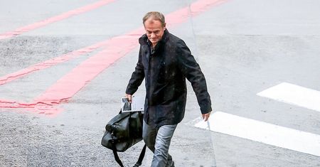 Tusk sfotografowany tuż przed lotem. Wypatrzyli, co zabrał ze sobą