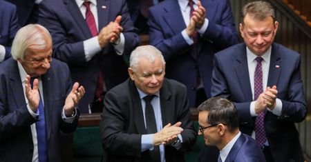 Rośnie poparcie dla PiS. Zwolenników tracą Konfederacja i Lewica