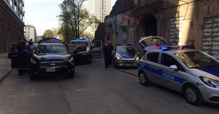 Warszawa. Pościg na Woli. Pasażer wyrzucił przez okno plecak pełen marihuany