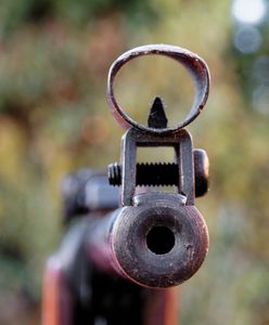 Dzieci w niebezpieczeństwie. Senior z wiatrówką siał postrach