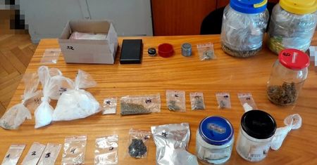 Blisko 2 kg narkotyków znaleziono na kilku posesjach u ludzi trudniących się dystrybucją substancji zakazanych