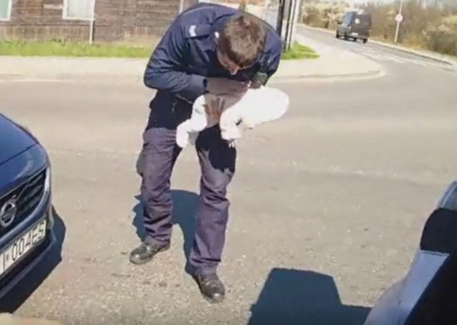 Policjanci uratowali niemowlę. "Było sine, nie oddychało"