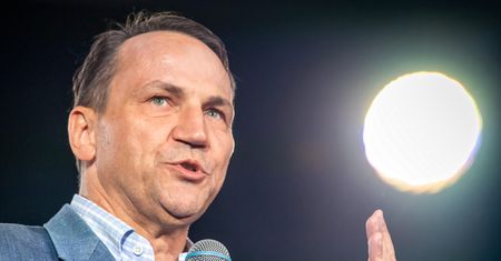 Raport o zarobkach europosłów. Radosław Sikorski pierwszy w zestawieniu