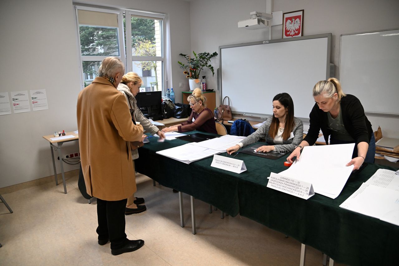 Pierwsi politycy stawili się w komisjach. Prymas zaapelował