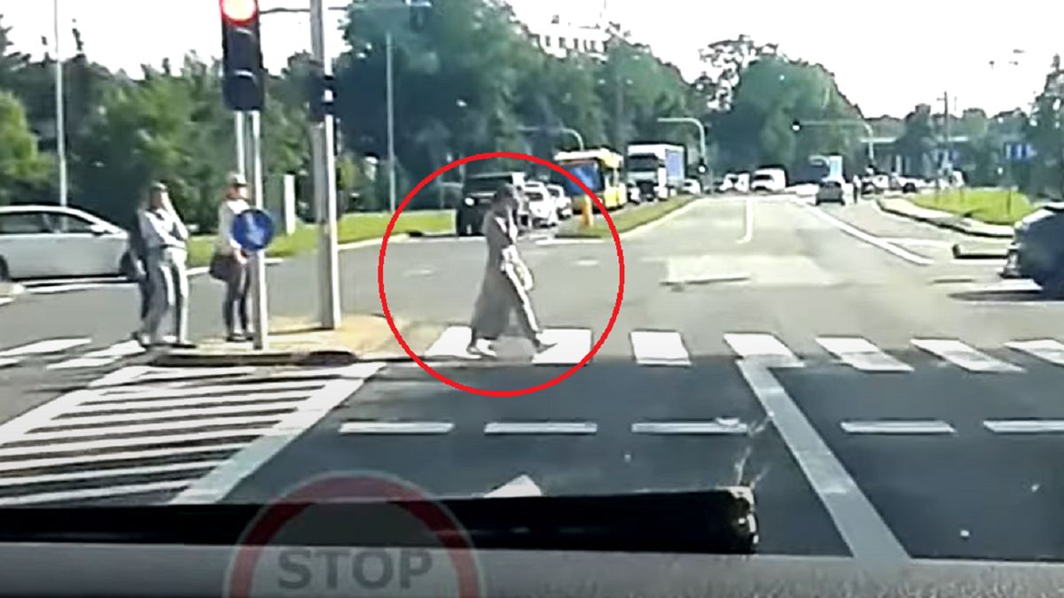 Karetka na sygnale, a piesza robi to. Wideo ku przestrodze