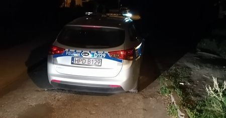 Sygnał od czytelnika. Policjanci nie chcieli przeparkować radiowozu, który blokował przejazd ulicą