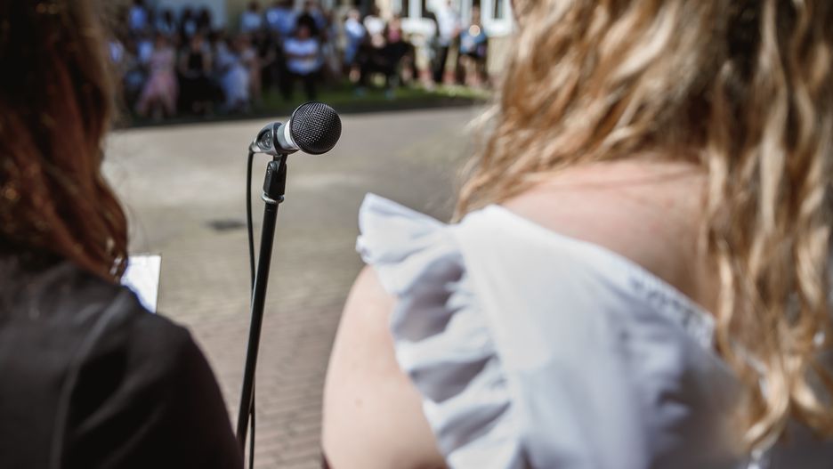 dzieci, osoba, studenci, mikrofon, wokalny, gra, gitara, muzyczny, muzyka, granie, muzykalny, hobby, wokal, solista, solówka, mikrofonu, children, person, students, celebration, microphone, sings, sing, vocal, playing, play, guitar, band, musical, music, singing, vocals, soloist, sound, przemowa, mowa, przemówienie