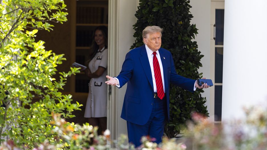 US President Donald Trump gestures to workers who are paving the Rose Garden as he leaves the White House for his golf club in Bedminster, New Jersey in Washington, DC, USA, 20 June 2025. Trump didn't respond to shouted questions about the ongoing conflict between Israel and Iran. EPA/JIM LO SCALZO Dostawca: PAP/EPA.