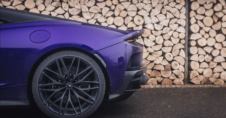 Gmina miała pecha. Odwiedził ją mclaren, który wjechał w dziurę