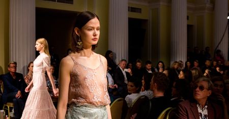 Nowe trendy wśród celebrytów na pokazie Tomaotomo