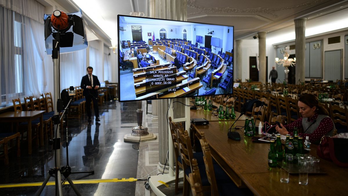 Warszawa, 15.04.2020. Koronawirus w Polsce. Podglšd sali obrad Senatu na ekranie w sali Kolumnowej Sejmu, 15 bm. Przedstawiciele wyższej izby parlamentu podczas dwudniowego posiedzenia zajmš się m.in. ustawš o szczególnych instrumentach wsparcia w zwišzku z rozprzestrzenianiem się wirusa SARS-CoV-2 i tzw. specustawš funduszowš. (mr) PAP/Marcin Obara