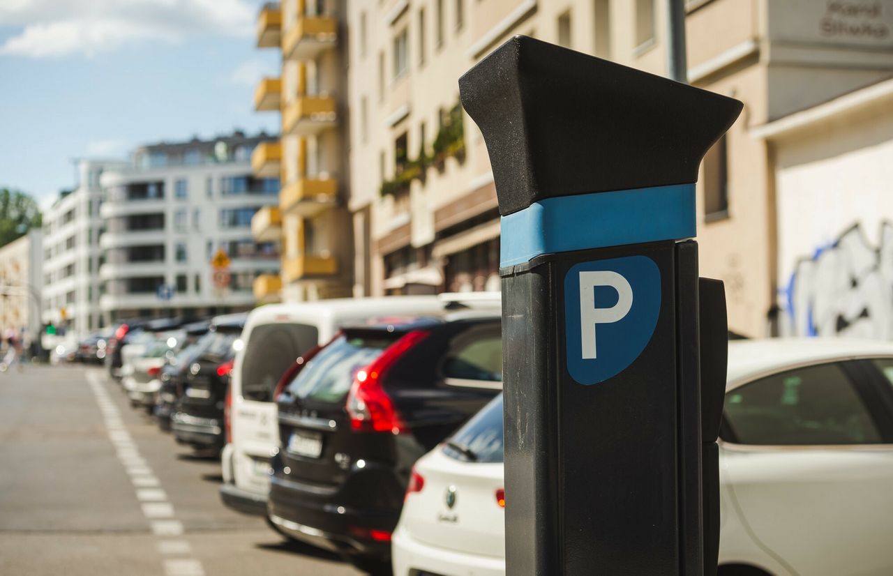 Absurdalny mandat za parkowanie. Weszli mu na konto, choć stanął legalnie