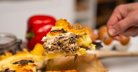 Ziemniaczana babka z kurczakiem i pieczarkami. Pomysł na obiad prosto z piekarnika