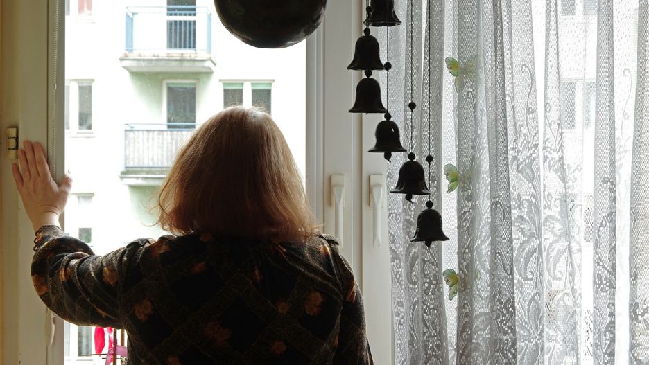 Kobieta znalazła sposób na wścibskich sąsiadów - fotografia ilustracyjna