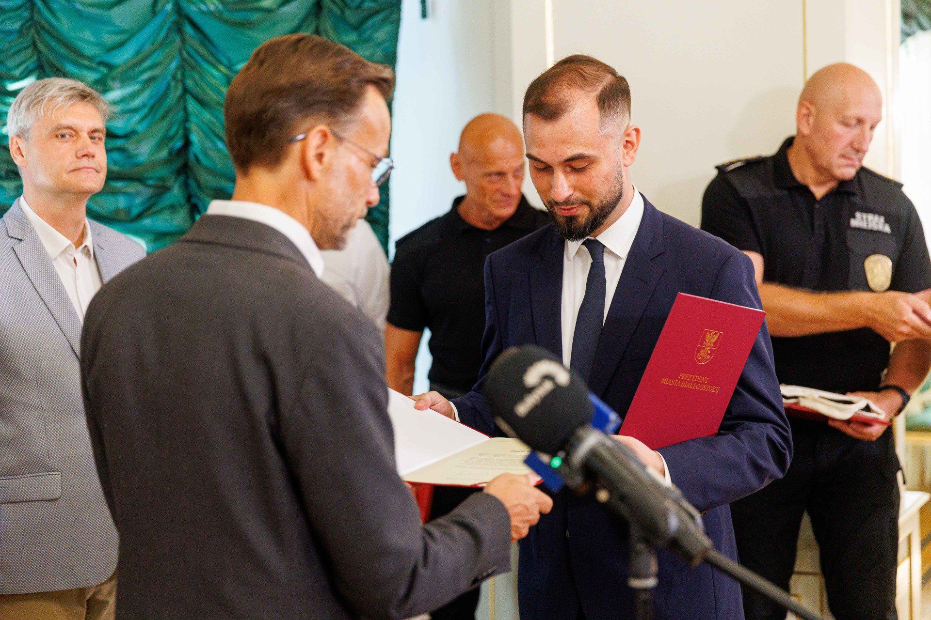 Prezydent nagrodził urzędników, strażników miejskich i studenta. Wykazali się empatią i pomogli człowiekowi w potrzebie.