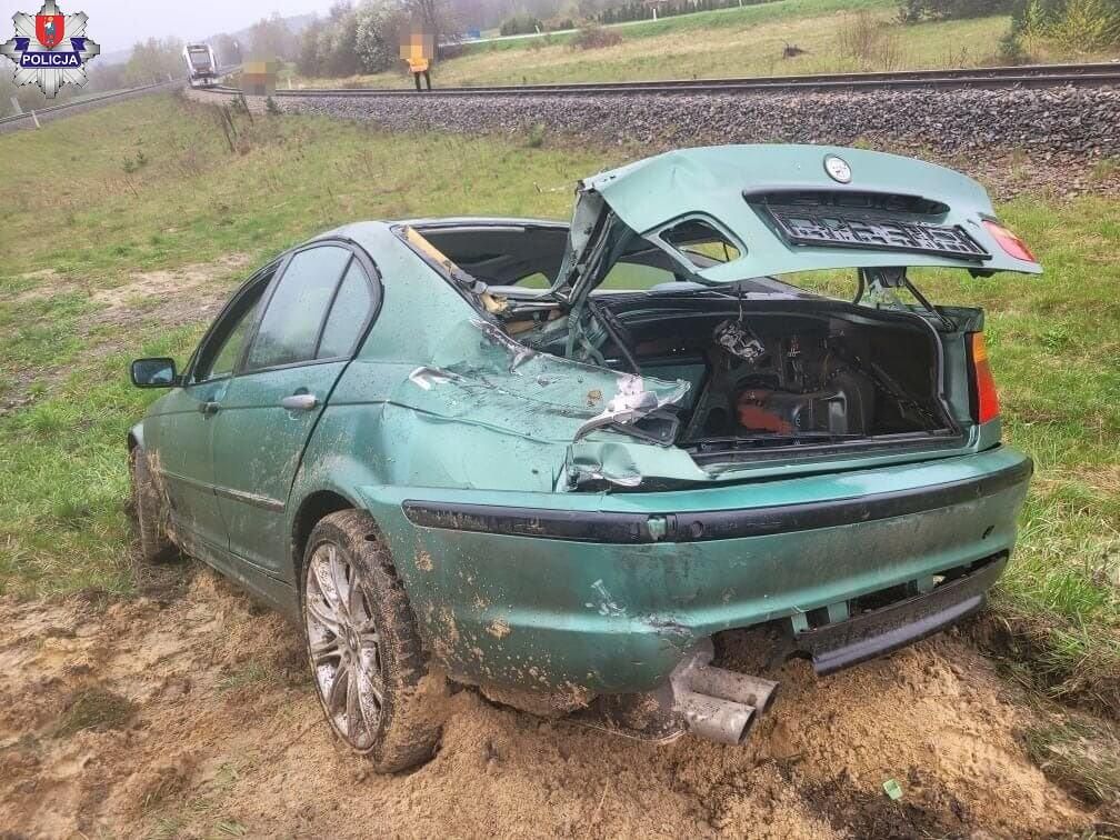 BMW zignorowało znak STOP i wjechało na przejazd kolejowy