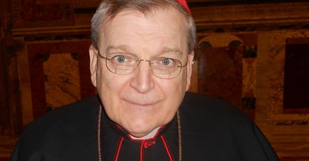 Kardynał sprzeciwił się szczepieniom. Walczy o życie podłączony do respiratora