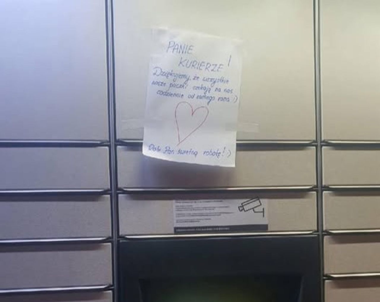 Urocza kartka dla kuriera. "Nic więcej nie potrzebuję w tej pracy"