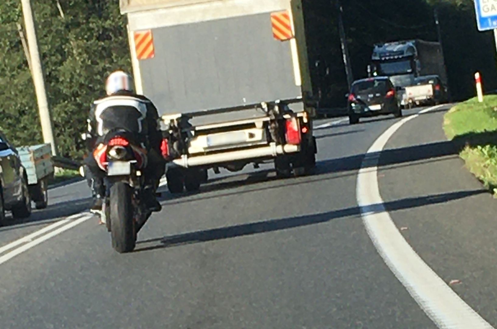 Wybryk motocyklisty został nagrany przez rejestrator w wyprzedzanym samochodzie