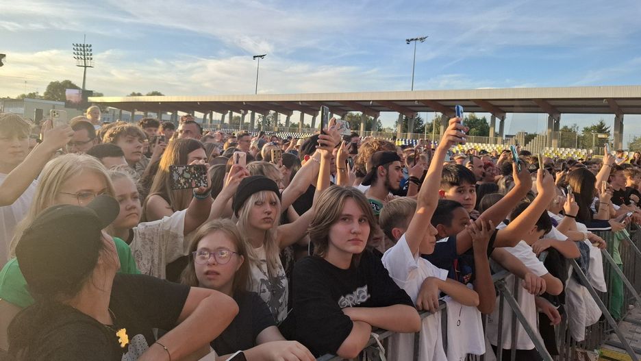 Pełen stadion na koncercie Paktofoniki podczas Święta Kwiatów, Owoców i Warzyw