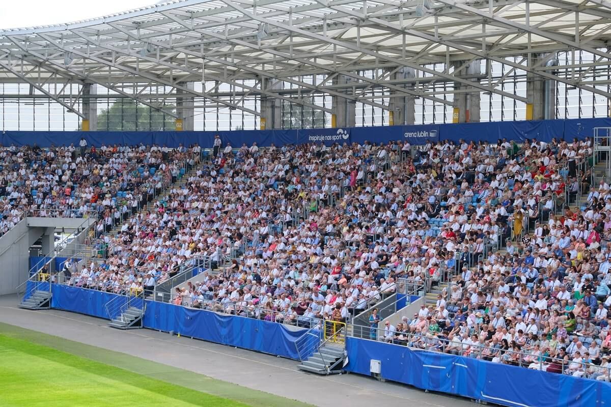 Chrzest podczas Kongresu Świadków Jehowy