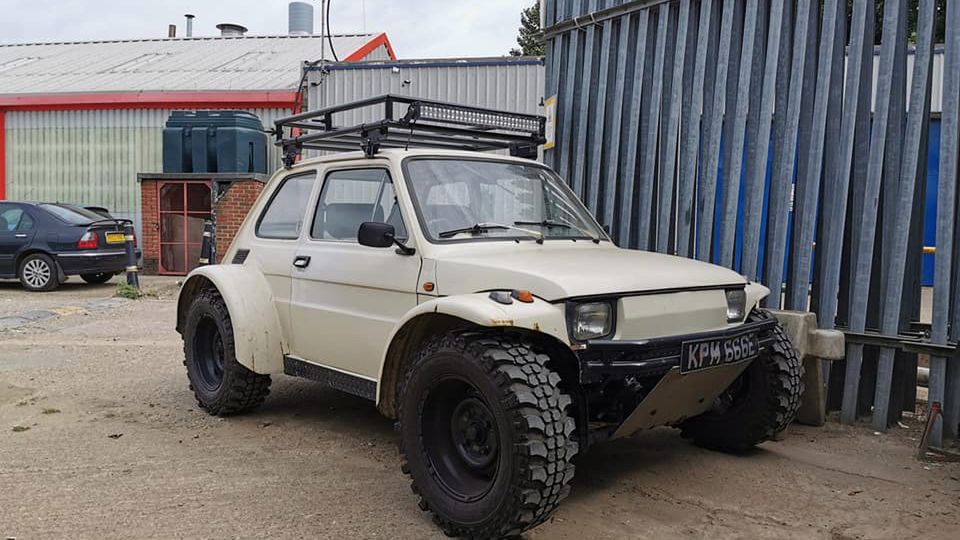 Maluch sparowany zmodyfikowanym podwoziem VW Beetle to zaskakujące połączenie.