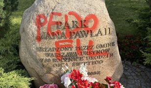 Głaz Jana Pawła II zdewastowany. Radny PiS reaguje